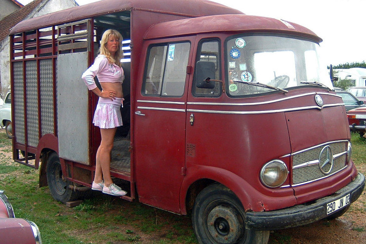 Goldies Boutique Mercedes-Benz L319