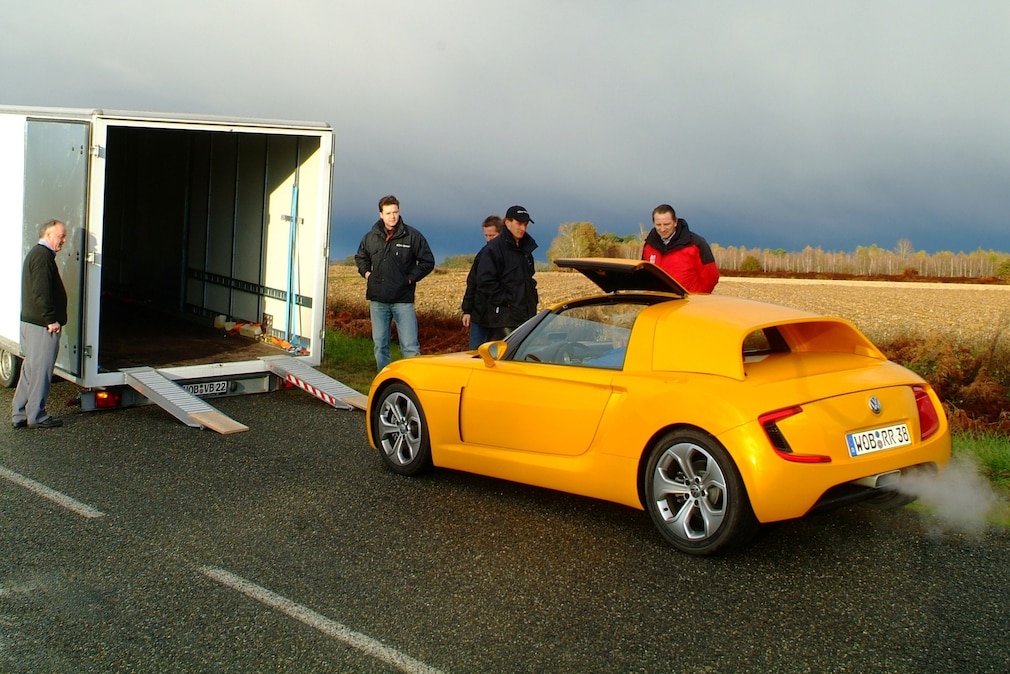 VW EcoRacer beim Ein- oder Ausladen. Das Teil des Targadachs auf der Fahrerseite steht schräg offen.