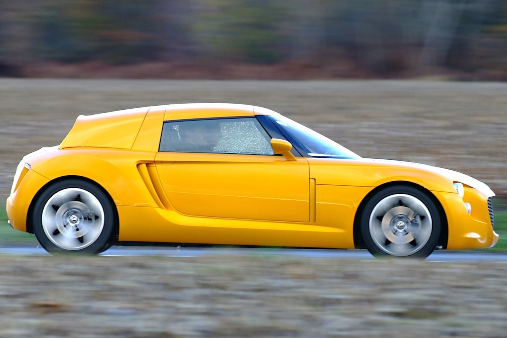 VW EcoRacer von der Seite, geschlossen, mit großer Windschutzscheibe, Dach und Hutze überm Mittelmotor