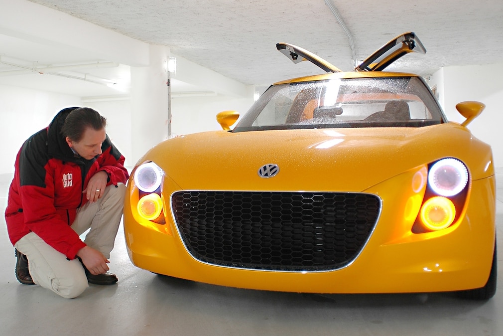 VW EcoRacer von vorn, Redakteur hockt an der Front