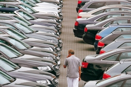 Kunde beim Autohandel
