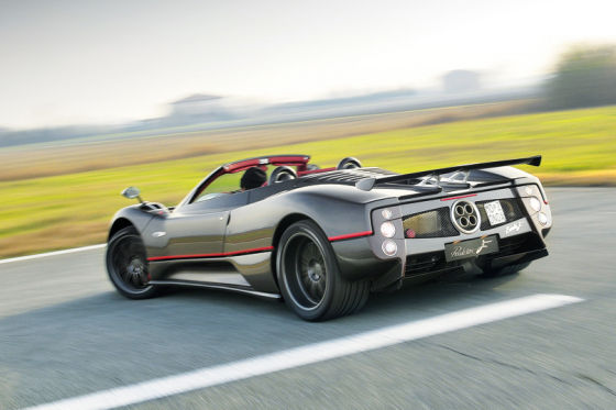 Die komplett in Sichtcarbon ausgeführte Karosserie des Pagani wirkt sportlich-edel, ist aber empfindlich.