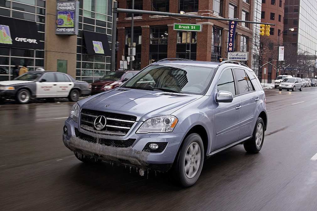 Erste Ausfahrt im Mercedes ML 450 Hybrid durch die winterlichen Straßen von Detroit.