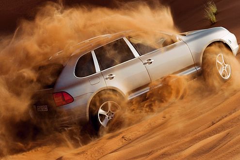 Da freut sich der Scheich: Feinster Wüstensand ist für den Cayenne Turbo S kein Hindernis.