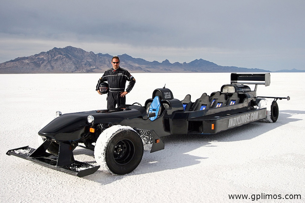 Mike Petitpas mit seinem sechssitzigen Stretch-Rennwagen.
