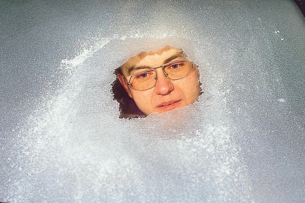 Guckloch in einer zugeeisten Scheibe