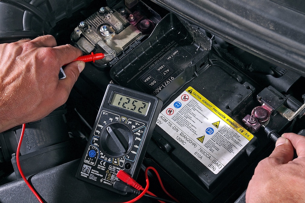 Multimeter die gemessene Spannung zeigt den Ladezustand