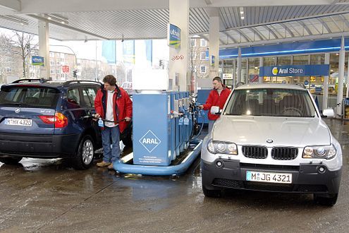 BMW X3 an der Tankstelle