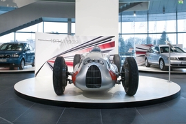 Treffen der Generationen - Effizienz im Wandel der Zeit Auto Union Rennwagen Typ D