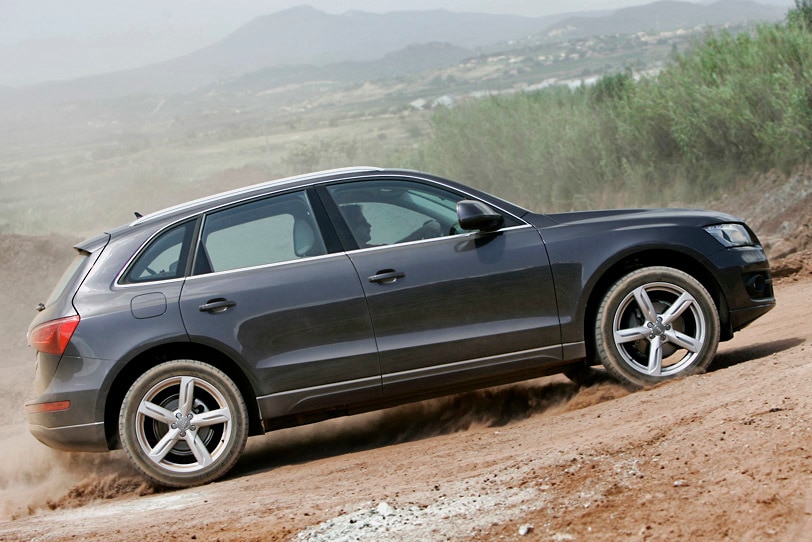 Das SUV Audi Q5 im Gelände.