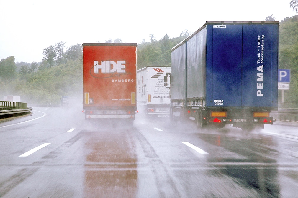 LKW überholt bei schlechter Sicht einen LKW