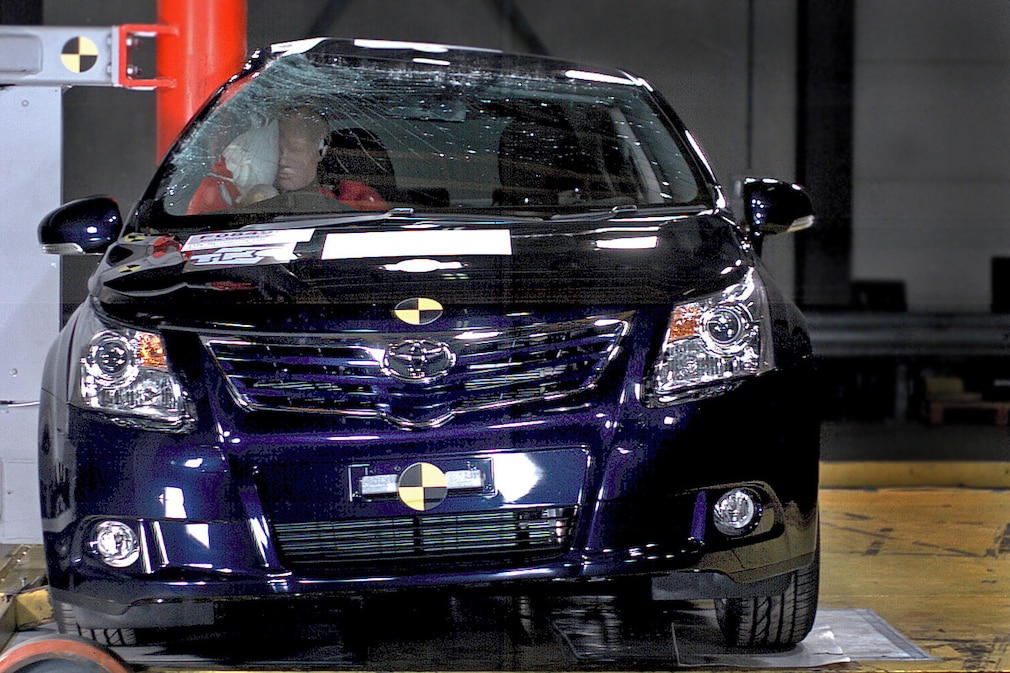 Crashtest Toyota Avensis