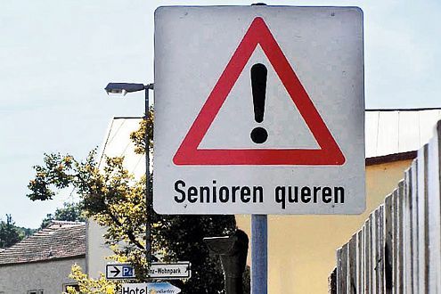 Hinweisschild "Senioren kreuzen"