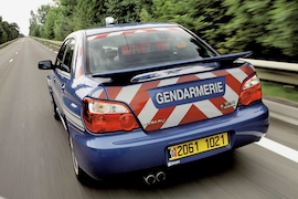 "Folgen Sie!" signalisiert dieser französische Streifenwagen.