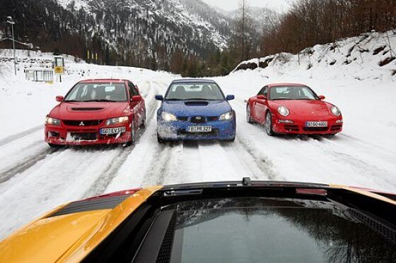 Vier Sportwagen im Schnee