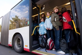 Viele Schulbusse sind veraltet und überfüllt.