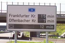 Verkehrsschild mit Computer