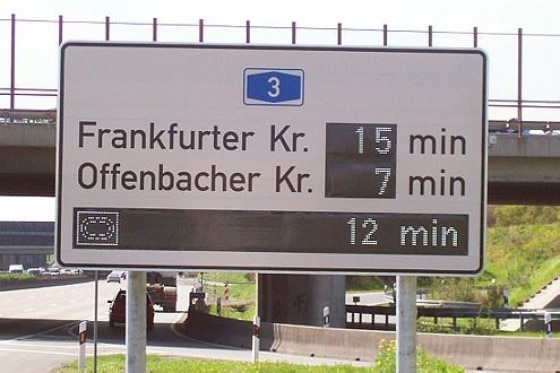 Verkehrsschild mit Computer