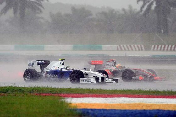Formel 1: GP Malaysia 2009, Nick Heidfeld (BMW) passiert Lewis Hamilton (McLaren-Mercedes)