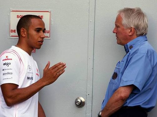 Lewis Hamilton im Gespräch mit FIA-Rennleiter Charlie Whiting