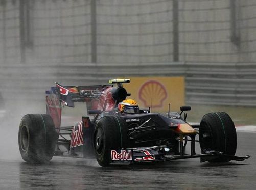 Nach dem Unfall mit Vettel: Ein Stück vom Frontflügel hängt am Heck des Toro Rosso