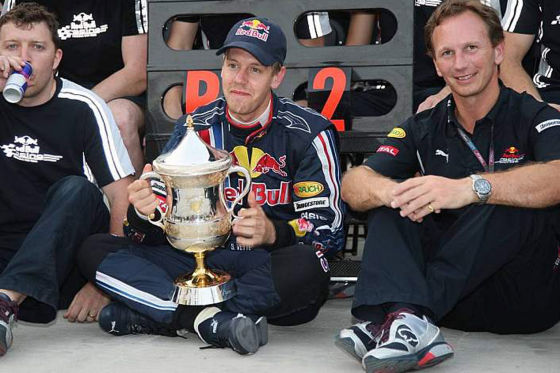 Red Bull-Teamchef Christian Horner (rechts neben Vettel) könnte sich an das Feiern von Podestplätzen gewöhnen.