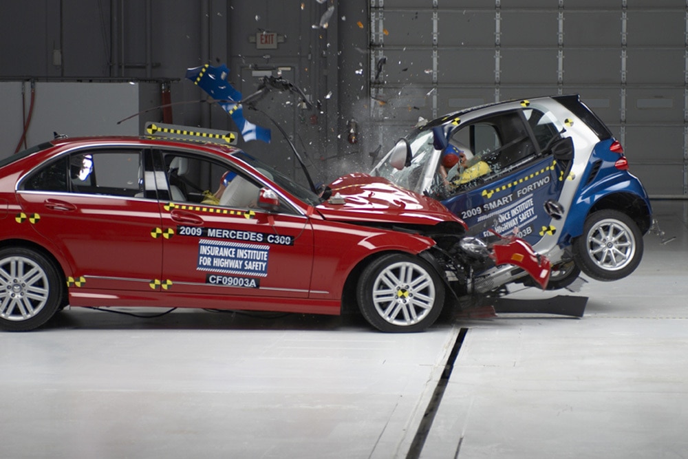 US-Crashtest: Mercedes C-Klasse gegen Smart Fortwo