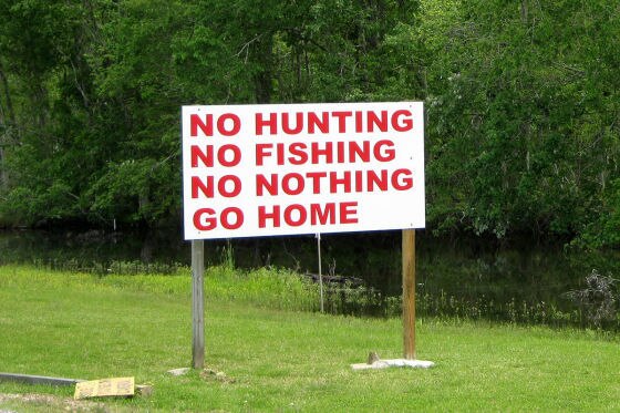 Nicht zu ernst nehmen: Dieses Schild im Cajun Country ist nur ein schlechter Scherz gelangweilter Teenager.