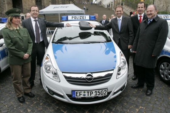 Das ist kein Opel-Treffen, sondern der Beginn einer Dienstfahrt auf dem Domplatz in Erfurt.