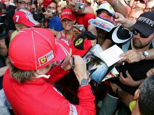 Kimi Räikkönen kritzelte heute Nachmittag in Barcelona fleißig Autogramme