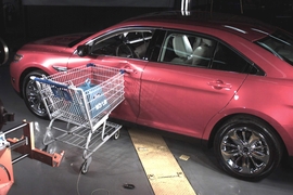 Ford-Crashtest mit Einkaufswagen