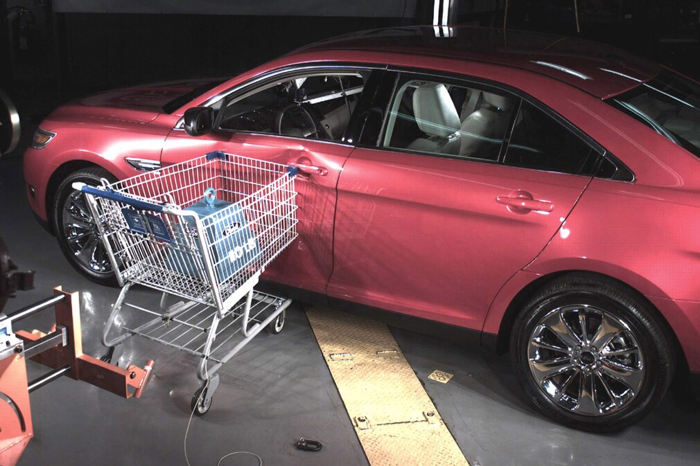 Ford-Crashtest mit Einkaufswagen