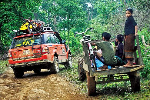 Abenteuer Alltag: Challenge-Rover trifft Eingeborenen-Transporter.