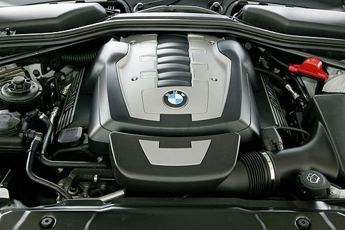 Trotz des Leistungsnachteils hängt der BMW subjektiv gieriger am Gas.