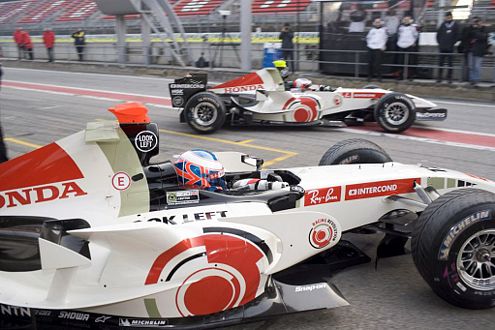 Beidfüßig unterwegs: Barichello und Button mit ihren 2006er-Boliden.