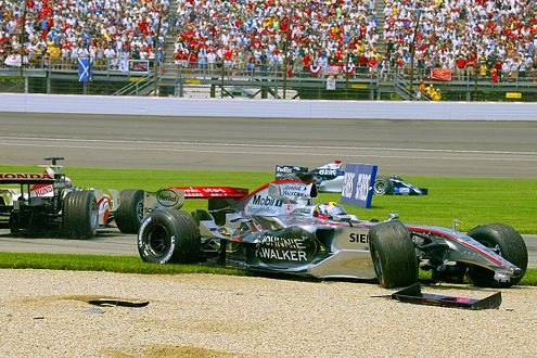 Das war zuviel: Beim GP der USA in Indianapolis schießt "JPM" Teamkellegen Räikkönen ab.