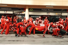 GP Bahrain 2009 Ferrari Kimi Räikkönen Boxenstopp
