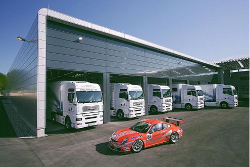 Am Terminal  des 10.550 qm großen Motorsport-Zentrums können sieben Sattelzüge gleichzeitig beladen werden.