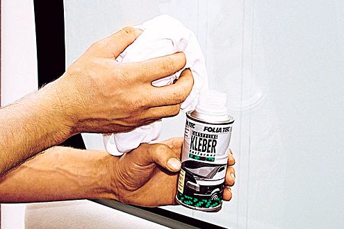 ... abheben und langsam ziehen. Klebereste mit Löser abwischen.