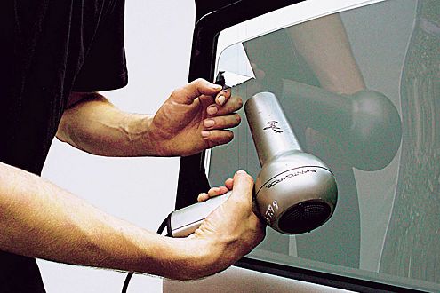 Zum Entfernen werden die Folienstreifen mit dem Fön stark erhitzt, dann die Bahnen ...