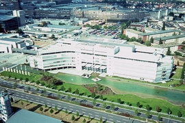 Neue Unternehmenszentrale in Rüsselsheim 1998