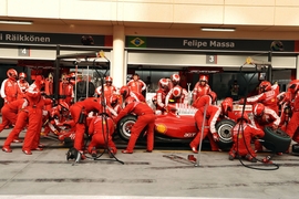 GP Bahrain 2009 Ferrari Kimi Räikkönen Boxenstopp
