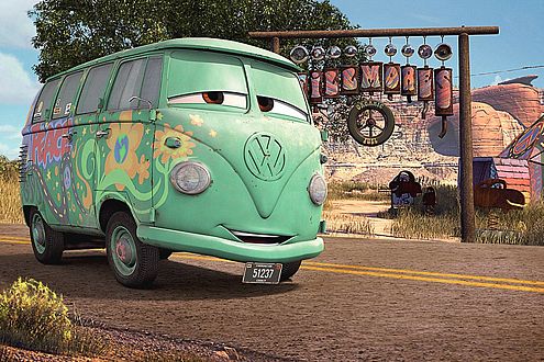 Let the good times roll: Der alte Bully ist stilecht mit verwaschenen Hippie-Blümchen bemalt.