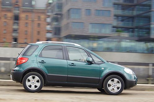 Sedici und auch Kangoo fühlen sich auf der Straße wohler.