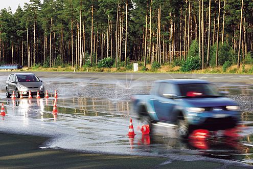 Ausgebremst: Der Mitsubishi L200 rauscht voll ins Abseits.