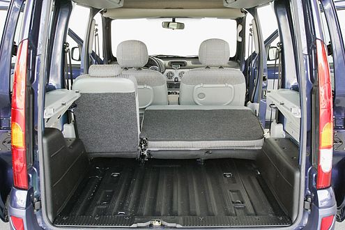 Ungeheuer praktisch: 2600 Liter passen auf die Kangoo-Ladefläche.