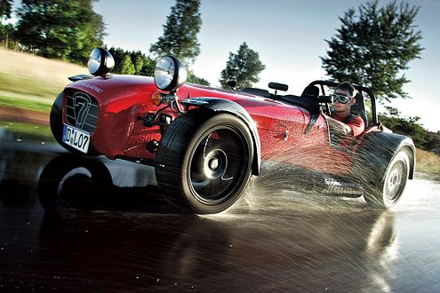 Auf Nässe kommt der überragende Caterham ins Schliddern.