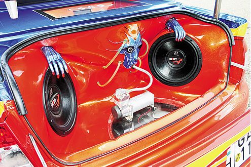 Gecleant, lackiert und mit von Händen gehaltene Boxen: Der Kofferraum rockt!