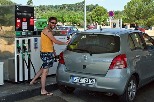 Da sich unser Yaris im Schnitt mit weniger als fünf Litern Diesel begnügt, sind wir an der Tanke ein seltener Gast.