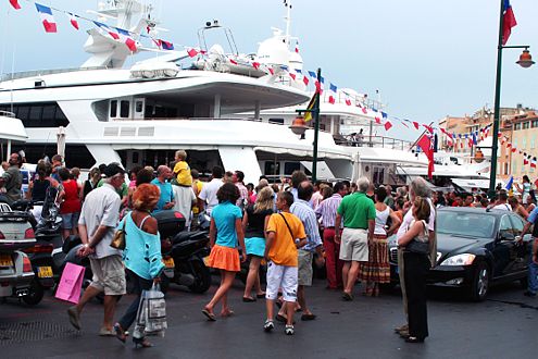 Hunderte von Schaulustigen warten auf den Promi. Doch wer ist es? Pitt, Clooney, Farrell?